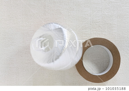 ガムテープと荷造り用のビニールひも ガムテープと荷造り用のビニールひも 101035188