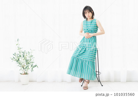 窓際で、お腹に手を当てている若い女性 窓際で、お腹に手を当てている若い女性 101035560