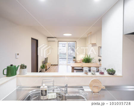 対面キッチンからリビング方向を見る 101035728