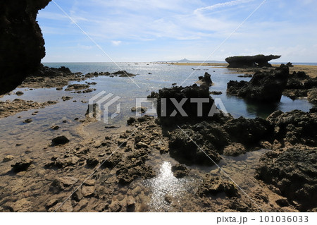 沖縄　本部　備瀬崎から見る伊江島 101036033