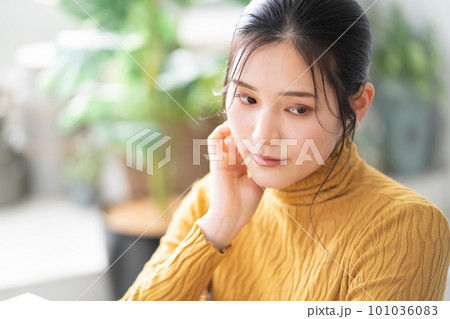 頬杖をつく若い女性 101036083