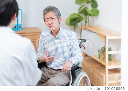 医者と話す高齢の患者（車椅子・介護） 101036266