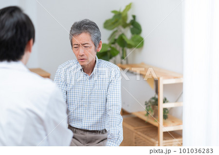 医者と話す高齢の患者 医者と話す高齢の患者 101036283