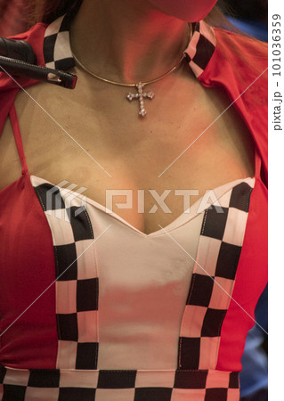 キャンペーンガールの女性の豊満な胸 101036359