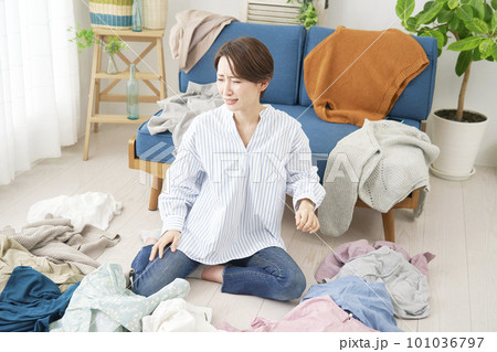 片付けが苦手な女性 101036797