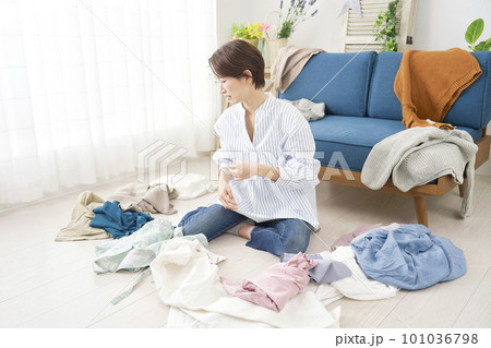 片付けが苦手な女性 101036798