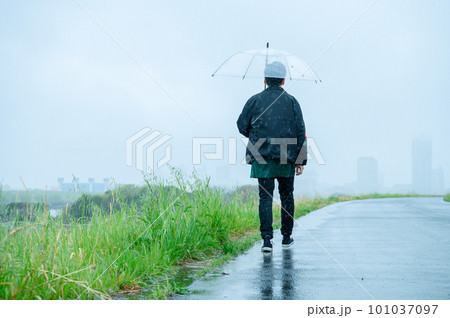 雨の日に土手を歩く人 雨の日に土手を歩く人 101037097