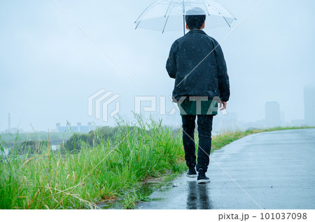 雨の日に土手を歩く人 雨の日に土手を歩く人 101037098