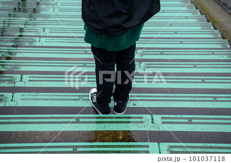 雨の日 男性一人 傘 階段 雨の日 男性一人 傘 階段 101037118