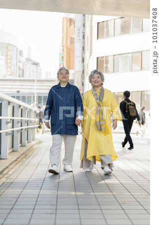 街を歩く笑顔の60代の夫婦 101037408