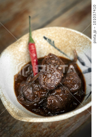 spicy chorizo sausage in red wine escabeche sauce tapas 101037410