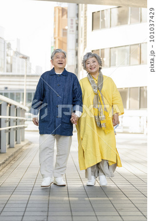 街を歩く笑顔のシニア夫婦 101037429