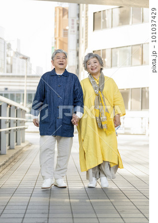 街を歩く笑顔のシニア夫婦 街を歩く笑顔のシニア夫婦 101037429