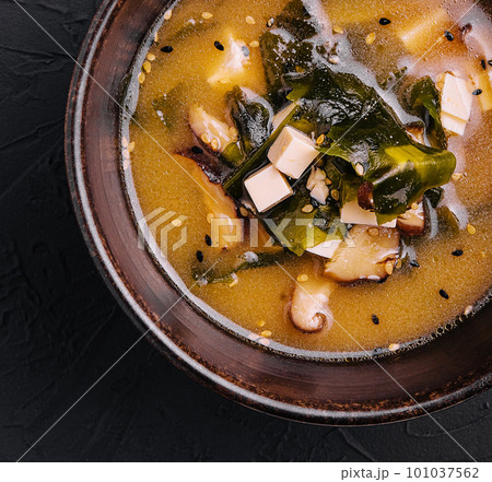 Soup with algae and mushrooms top view 101037562