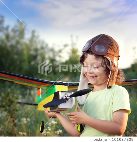 children with airplan toy outdoors 101037809