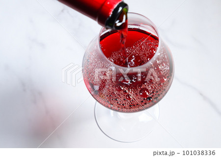 赤ワインをワイングラスに注ぐ 101038336