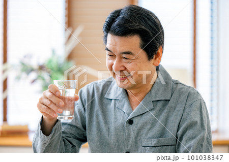 水を飲むシニア男性 101038347