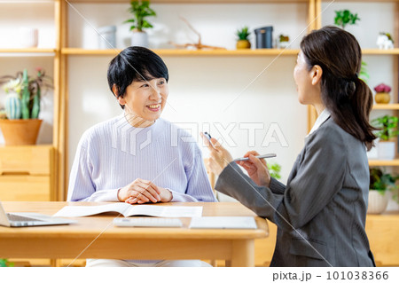 営業の説明を受けるシニア女性 101038366