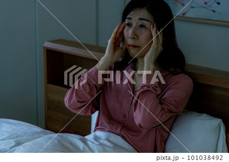 頭痛がするシニアの女性 頭痛がするシニアの女性 101038492