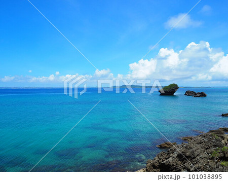 沖縄県うるま市の離島、津堅島。ホートゥガーが子孫繁栄の神を祀るパワースポット。 沖縄県うるま市の離島、津堅島。ホートゥガーが子孫繁栄の神を祀るパワースポット。 101038895