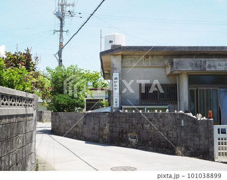 沖縄県うるま市の離島、津堅島。津堅島の風景。 沖縄県うるま市の離島、津堅島。津堅島の風景。 101038899