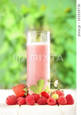 glass of smoothie in the garden glass of smoothie in the garden 101039736