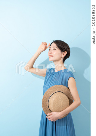 ワンピースを着た女性(夏・美容・紫外線) ワンピースを着た女性(夏・美容・紫外線) 101039853