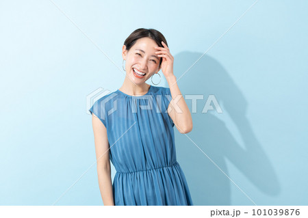 ワンピースを着た女性（夏・美容・紫外線） 101039876