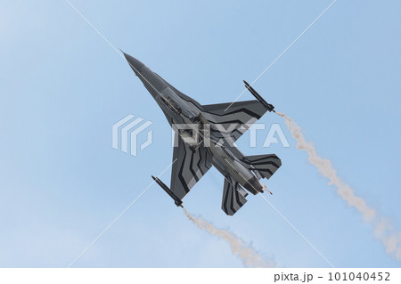 ベルギー空軍F-16ディスプレイチーム上昇 101040452