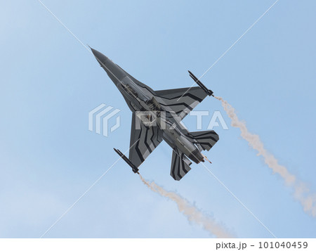 ベルギー空軍F-16ディスプレイチーム上昇 ベルギー空軍F-16ディスプレイチーム上昇 101040459