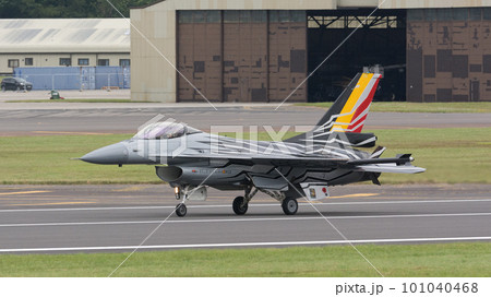 ベルギー空軍F-16ディスプレイチーム着陸 101040468