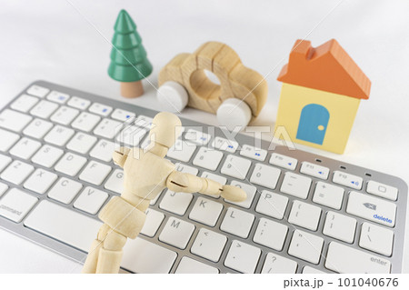 キーボードと人形と玩具の家。在宅ワークのイメージ 101040676