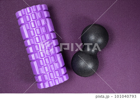 Massage roller and double ball to relax the muscles. Sports equipment Massage roller and double ball to relax the muscles. Sports equipment 101040793