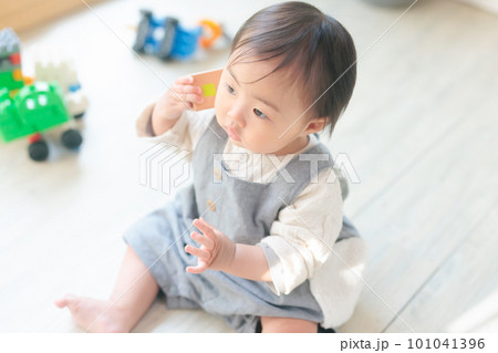 赤ちゃんの見立て遊び　子供の発達　もしもし　積み木を電話に見立てて遊ぶ 101041396
