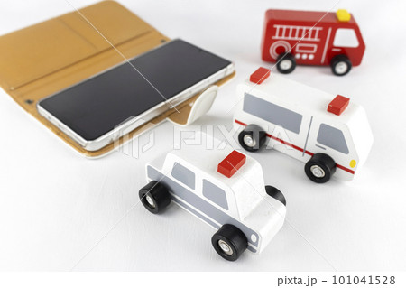 スマートフォンと玩具のパトカー、消防車、救急車。連絡するイメージ スマートフォンと玩具のパトカー、消防車、救急車。連絡するイメージ 101041528