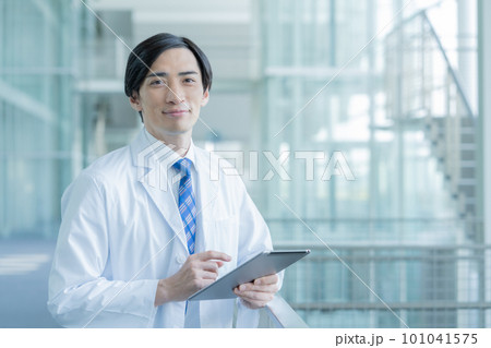 白衣を着てタブレットを持つ医師のポートレート 白衣を着てタブレットを持つ医師のポートレート 101041575