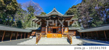 青空に映える井草八幡宮（東京都杉並区） 101041769