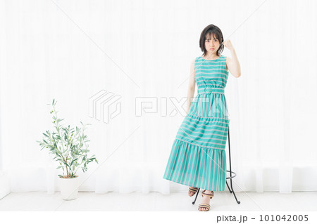 窓際に座って怒っている若い女性 101042005