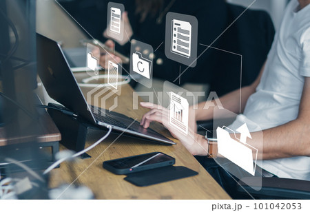 オフィスでのビジネスシーン　IT企業 101042053