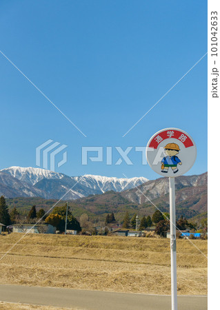 田舎の通学路の風景【安曇野】 田舎の通学路の風景【安曇野】 101042633