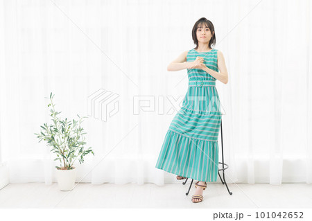 窓際で納得したポーズをする若い女性 101042652