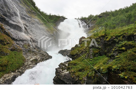 ノルウェーフロム山岳鉄道ショースの滝駅　プラットホーム下に濁流 101042763