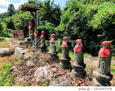山の中で横一列に並んだ地蔵 山の中で横一列に並んだ地蔵 101043356