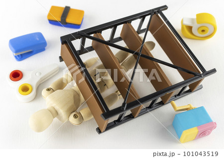 玩具の家具と小物とデッサン人形。家具の下敷きになるイメージ 101043519