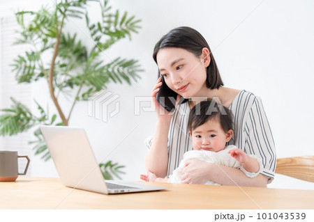 赤ちゃん　お母さん　スマホ　通話　パソコン 101043539