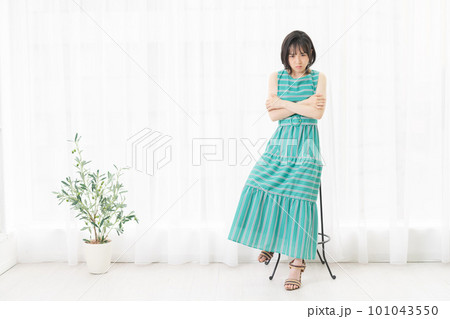 窓際で怖がっている若い女性 窓際で怖がっている若い女性 101043550