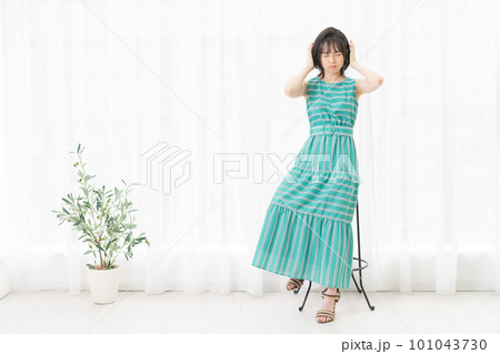 騒音に困っている若い女性 101043730