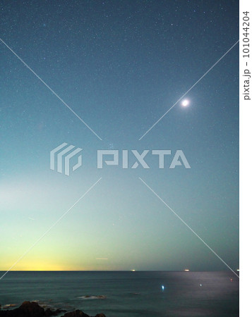 伊勢志摩　秋の安乗岬から満月とプレアデス星団を臨む 101044204