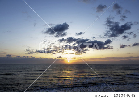 水平線から昇る日の出【茨城県鉾田市玉田サンビーチ】 101044648