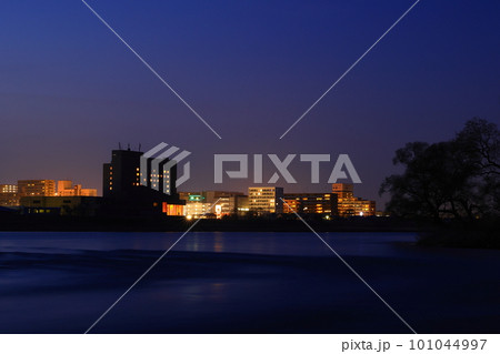 岩手県北上市　夕焼けの北上川 101044997